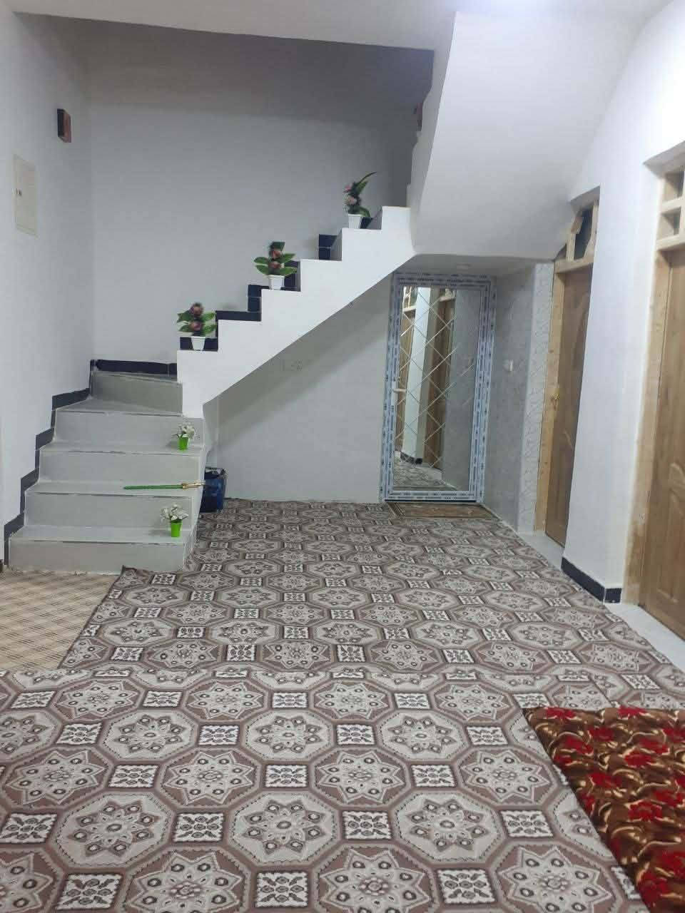 بيت 190 متر للبيع حديث بالجزائر قرب جسر السريع يم الاستداره والنزله يتكون من غرفتين نرم واستقبال هول مطبخ صحيات السعر 155 بي مجال ***********
