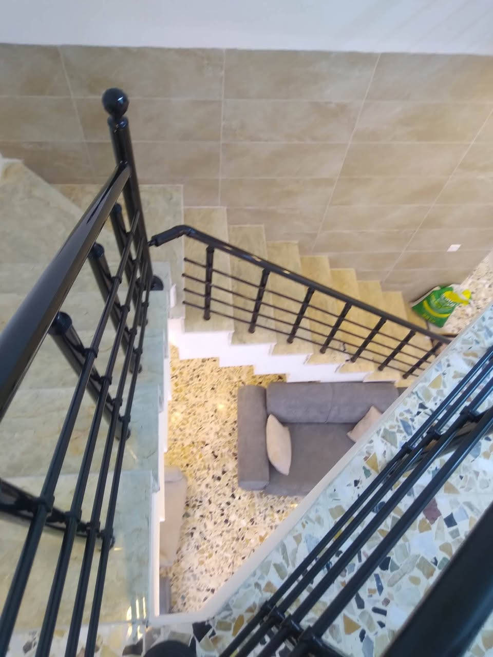 السلام عليكم بيت طابو زراعي صرف قرار محكمة عقد ٢٥ طابق ونص مساحتة ١٢٥ منطقة حلوة وبية كافت الخدمات عرض شارع ١٥ متر الأمين شهداء نفط للبيع اتصل ***********
