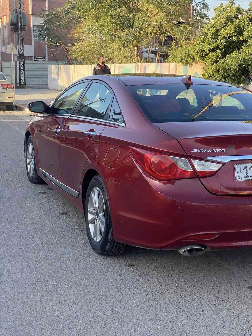 السلام عليكم سوناتا ٢٠١١ وارد امريكي ضرر بنيد فقط باقي السيارة سليم بيه صبغ ربع باب السائق مثل ما موضح بالسونار السيارة جاهزة مجهزة ما ناقصه شي عليه ادامه كامل من منظومة بانزين وصدر ومنظومة ماء براس السنة السيارة عوزه سايق بس وبألف عافية على الي يأخذه السيارة معروضة ب١٠٢ وبيه مجال حك الجية مكان السيارة بغداد او فلوجة الرقم ***********
