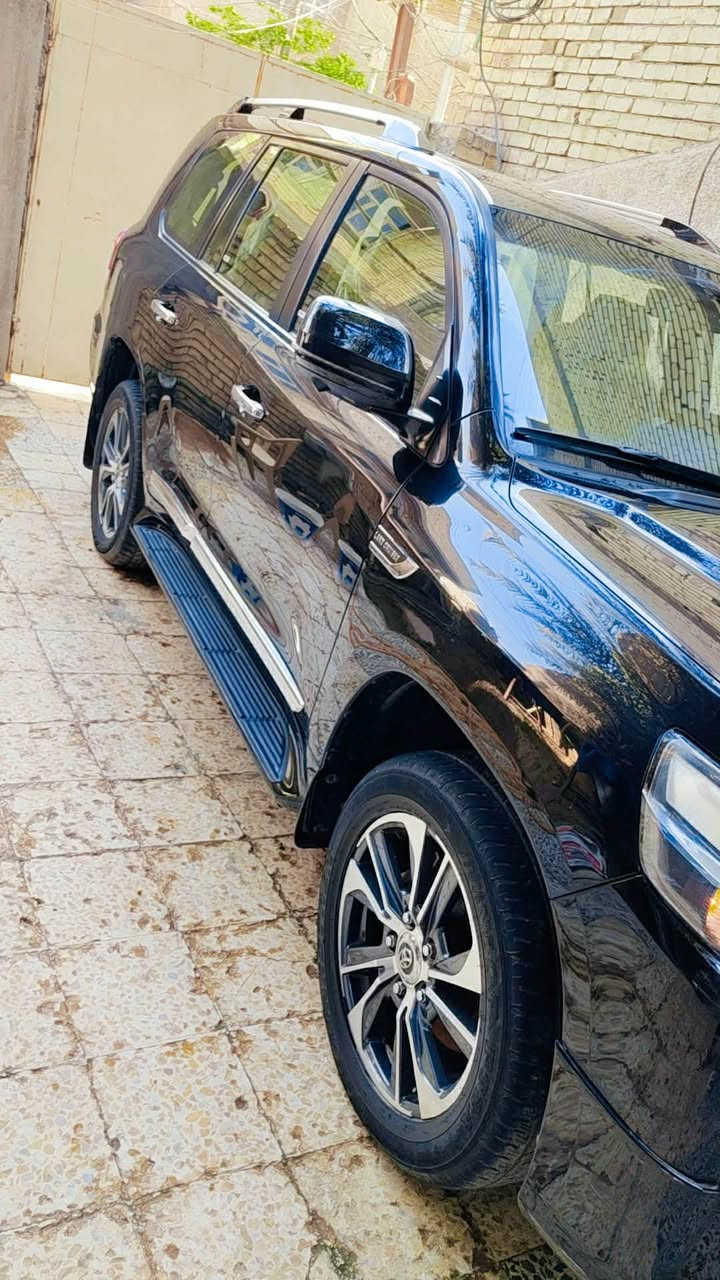 السلام عليكم  
لاندكروز 2020 السياره مكفوله كفاله عامه نضيفه كلش  
لون اسود 
حساس امامي خلفي
كشنات جلد 
تحكم ستيرن جهتين 
كراسي كهرباء 3 دكم 
شاشات خلفيه وسماعات
لايت زنون 
شاشه حجم كبير
اشارات تتبعيه
لد امامي خلفي
تبريد 3 قطع 
غراضه كامله 
مري كهرباء 
جام اوتو 
ثلاجة وسطيه
فتحه سقف
تحكم تبريد خلفي

كامره خلفيه امامية وجوانب 360
ماشيه 75
رقم شمالي 
بسمي تحويل 
السياره فول للأخير السعر اتصل ع رقم ***********

