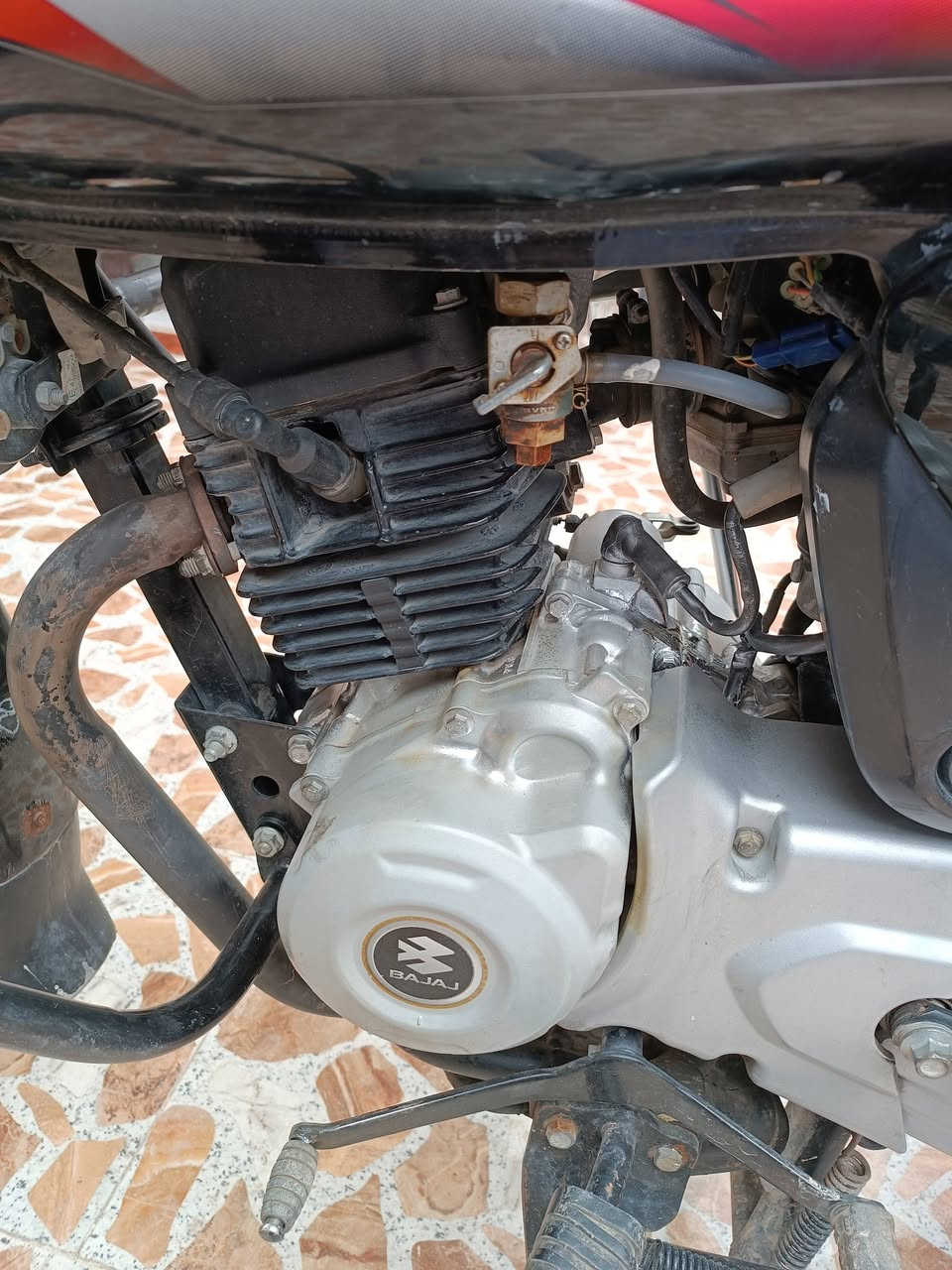 السلام عليكم دراجه بوكسر للبيع موديل ٢٠ نضيفه سعره ٩٧٥ وبيه مجال اليريده ايدك ***********
