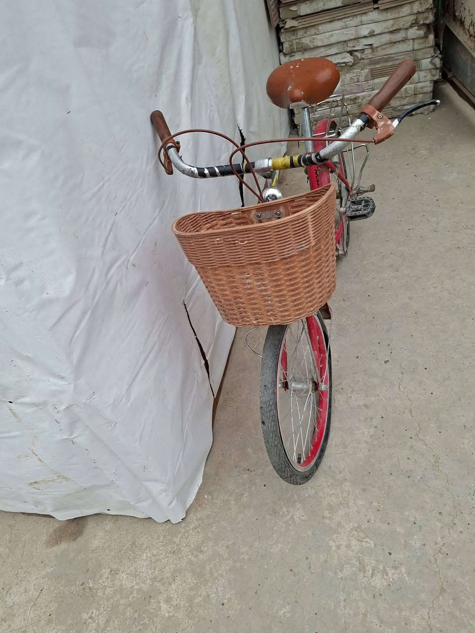 سلام عليكم باسكل للبيع كامل اي نقص مابي السعر ٥٠ لف وبي مجال الاتصال على الرقم ***********
