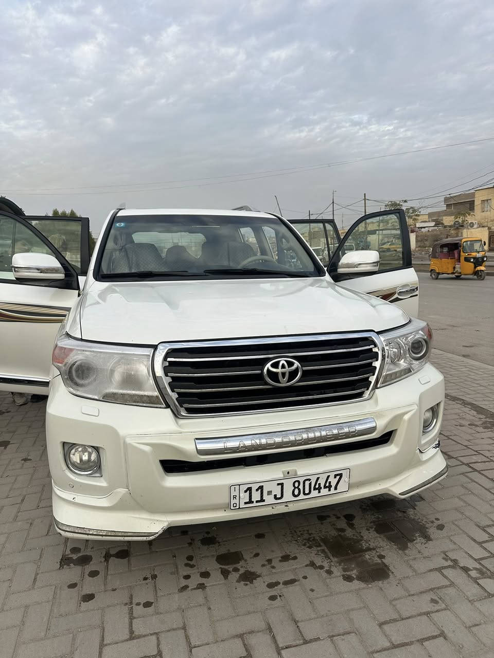 السلام عليكم 
لاندكروز 6v فطيم 
ماشيه 180km
مكان السياره بغداد 
السعر 37 ونص 
***********
بيها بارد ب الجاملغ الأمامي 
وحار ب الجاملغ الخلفي
