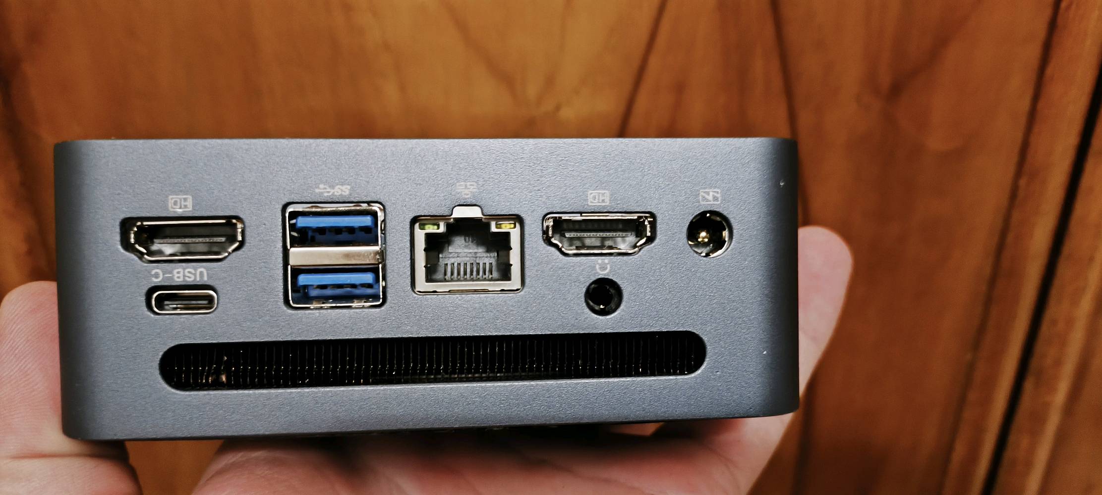 جهاز مني بيسي mini pc chateery an2p
معالج رايزن 5 جيل 5 
كرت شاشة amd vega 8
بدون رام 
بدون هارد 
الملحقات ادبتر التشغيل
ملاحظة الجهاز مشتغل مكتوب عليه يسحب كهرباء 19 فولت لكن لمن يربط على بور سبلاي يسحب 16 فولت الفني كال احتمال بي شورت بدائرة الكهرباء