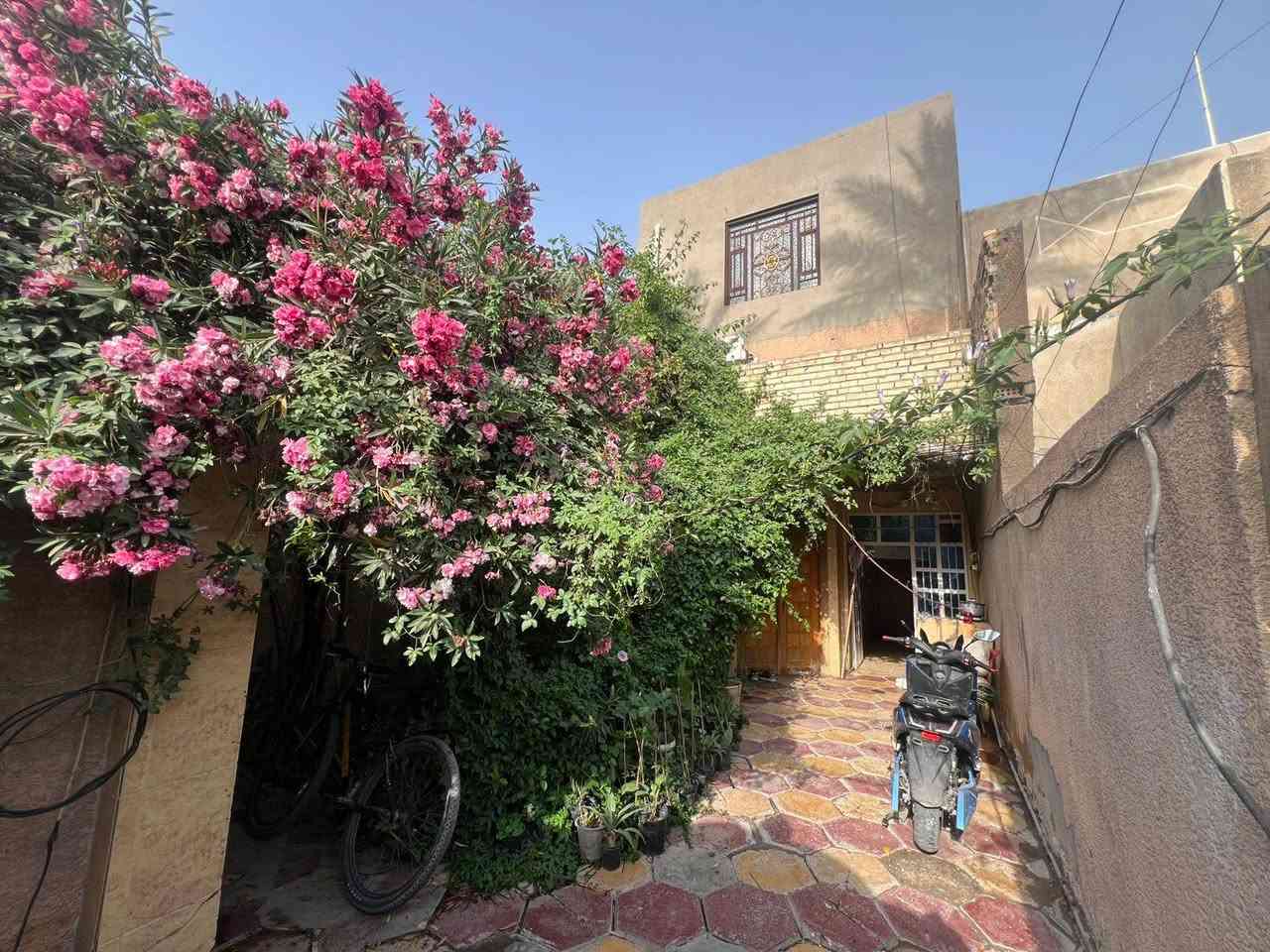بيت للبيع نهاية حي اور قرب نادي التحدي الرياضي
مساحة 168 واجهة  7 نزال 25 طابو صرف 
 3 طوابق 6 غرف نوم 
***********

