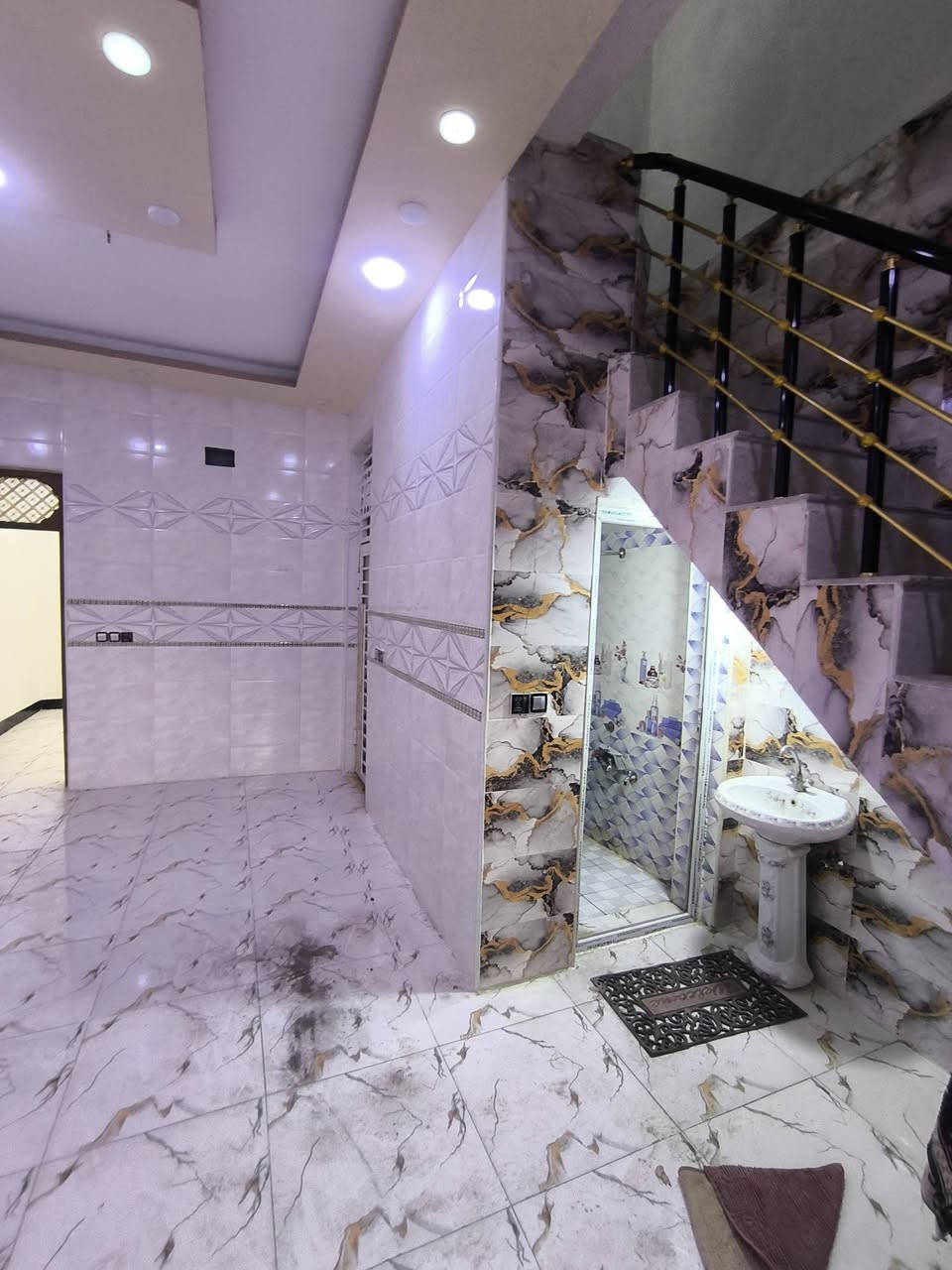 بيت للايجار 50م بناء جديد طابق واحد يتكون من غرفه وصاله ومطبخ وصحيات جاهز للسكن   300الف صافي بدون ماء وكهرباء
للاستفسار اكثر ***********
