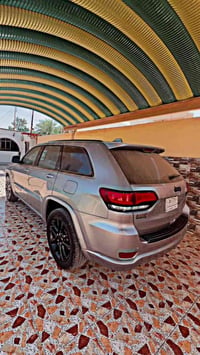 Jeep Grand Cherokee • جيب كراند شيروكي * الموديل: 2018 * اللون: سلفر (...
