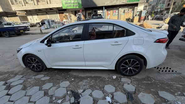 كورلا الشكل الامريكي موديل ٢٥ زيرو بعدها بريحة الشركة قبل يومين ماخذها من شركة الحلو وبيها دفتر ضمان من نفس الشركة السيارة مرقمة وكاملة عنوانها بحي الجامعة 
***********
داخل احمر
كشنات جلد كهربائي 
كامرة خلفية 
فتحة(سلايد)
اشاير بل مري
تحكم جهتين
ومعروفة مواصفات الكورلا
