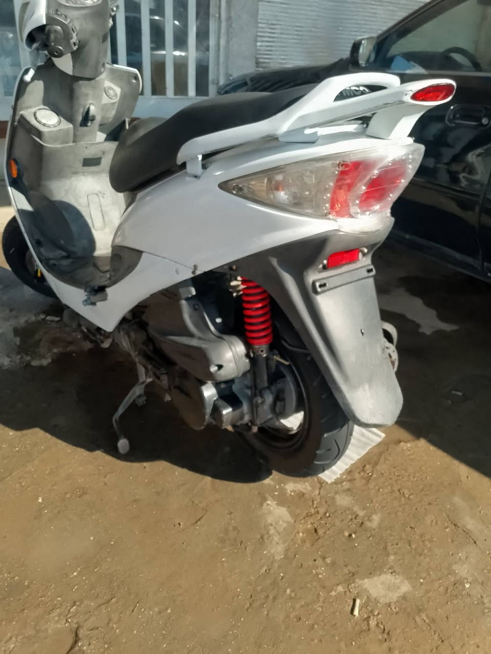 دراجه كونكو للبيع دراجه حلوه ونظيفه كل شي شغال بيها بس بس الاشاير اليمنى واليسرى والعداد دراجه حلوه شلعه ومعدل بس الكابريتر وسخه والدراجه قائمه مو من وراء سرعه من ورا تبديل الدهن وابيعها بسقاطها رقم الموبايل 
*********** والسعر اللي دقي على هذا الرقم والله كريم
