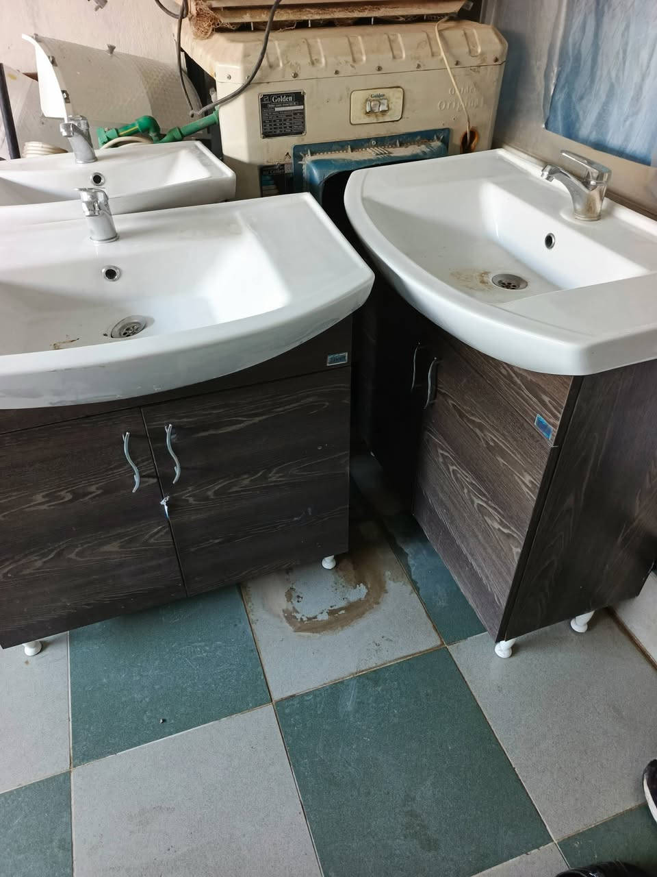 عندي هل اغراض مغاسل وغربيات كاملة مع مرايات وخلاطات جاهزة بدي صاحب محل مستعمل  كلن بي اربيل شاويس ***********
