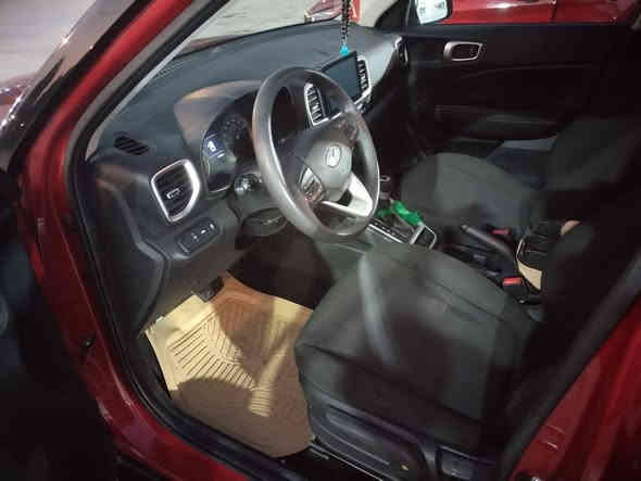 السلام عليكم
هونداي فينو ٢٠٢٠ محرك دوش ١٦٠٠ 
رقم بغداد انكليزي 
 ماشة ٤٢ الف قابل للزيادة استخدام شخصي
حادثها طخة بالدعامية الأمامية و بالدعامية الخلفية مع بارد بداية الحوض الباقي ليبل واحد
مواصفات عادية
شاشة كبيرة تحكم استيرن اشاير جانبية رادار امامي تحديد مسار مكان بابل امسيب الشراي يتصل ويدلل ***********
