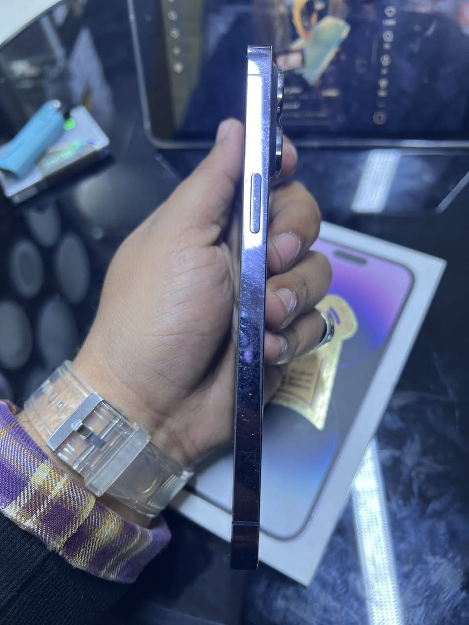 ايفون 14 برو ماكس للبيع 

جديد لوك زلغ مابيه شرق اوسط ويه كارتونه مطابق 
مامفتوح ابدد روح افحص بكل مكان 
البطارية 84
الذاكره 256
الون بنفسجي 
السعر 950 قفل ابو 900 لا تدخل 
العنوان بغداد البلديات 
***********
