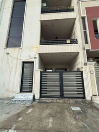 شقه للايجار المساحه 90m في حي الجامعه قرب مخازن الادويه والجسر (الطابق...