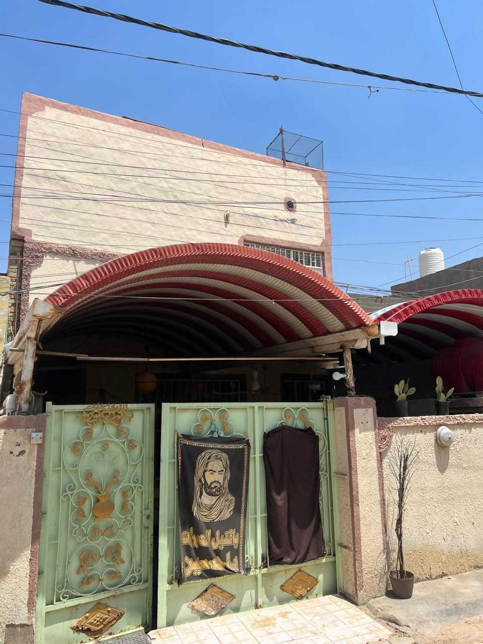 بيت للبيع مساحته 150متر
يحتوي على غرفتين وصاله واستقبال ومطبخ
الموقع بلكفل قرب الحولي
للستفسار والاتصال عله الرقم ***********
