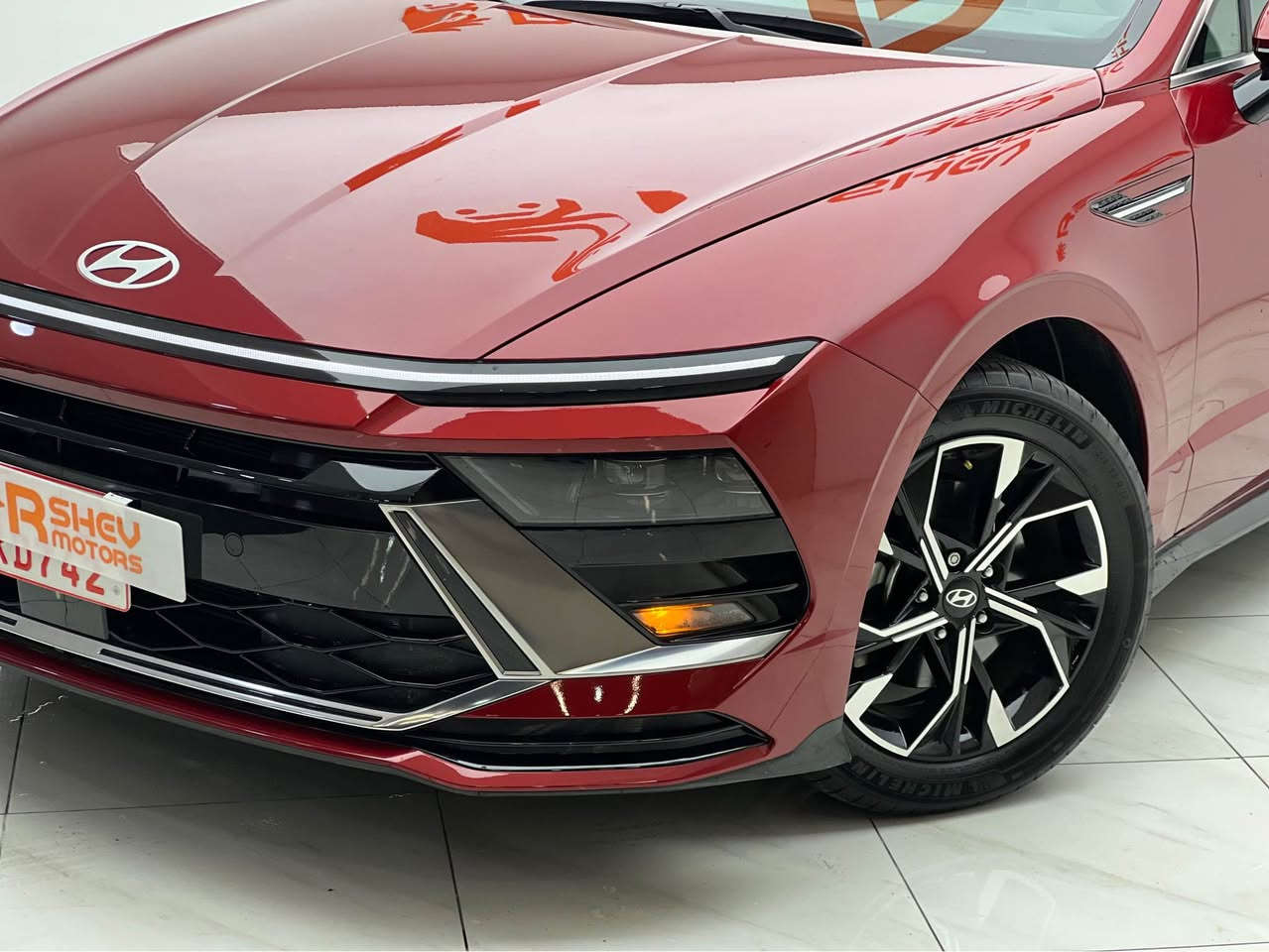 Hyundai Sonata 2024 

سوناتا SEL 2024 - لون مميز (احمر دم الغزال)/وارد أمريكي / محرك 2.5/
كير 8 نمر
ماشي ١٠ الاف مایل
المواصفات:
• تشغيل عن بُعد
• دخول وتشغيل بصمة
•دجبول شاشات متصلة كبيرة ولمس مع سماعات ماركة براند
• نظام النقطة العمياء
• رادار أمامي + فرملة طوارئ تلقائية أمامي وخلفي+تحديد مسار + مثبت سرعة
Apple CarPlay شاشة كبيرة تدعم•
• كرسي السائق كهربائي
• تدفئة للمقاعد الأمامية
• منافذ شحن خلفية
• الزجاج الأمامي (السائق + الراكب) دبل جام
• محرك 2.5 طبيعي - مرغوب
• كير 8 نمر - اقتصادي +شيفتات كير  الرياضية بالاستيرن
•ويل كروم فضي واسود الشكل الجديد

الحادث جانبي فقط بابين صبغ 
 سيارة راقية بمعنى الكلمة من ناحية الشكل واللون و موصفاتها وبالعافية على 
الي تكون من نصيبه 🌹
 
السعر ١٧٧ ورقة ومجال للطيبين

مكان السيارة

دهوك -معرض ارشف R-Shev
رقم51 من معارض التيرمينال 

***********
*********** دهوك, العراق
