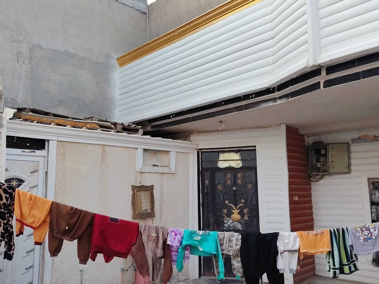 سلام عليكم بيت البيع مساحه ٣٠٠ متر قرب المدرسه ابن العربي قاط واحد غرف عدد ٢ واستقبال ومطبخ وحولي وترك وصحيات داخليه وخارجيه وحديقه وكراج من ضمن الطابو منطقة الانتصار مقابل مستشفى حماد شهاب سعر ٦٥ مليون ***********
