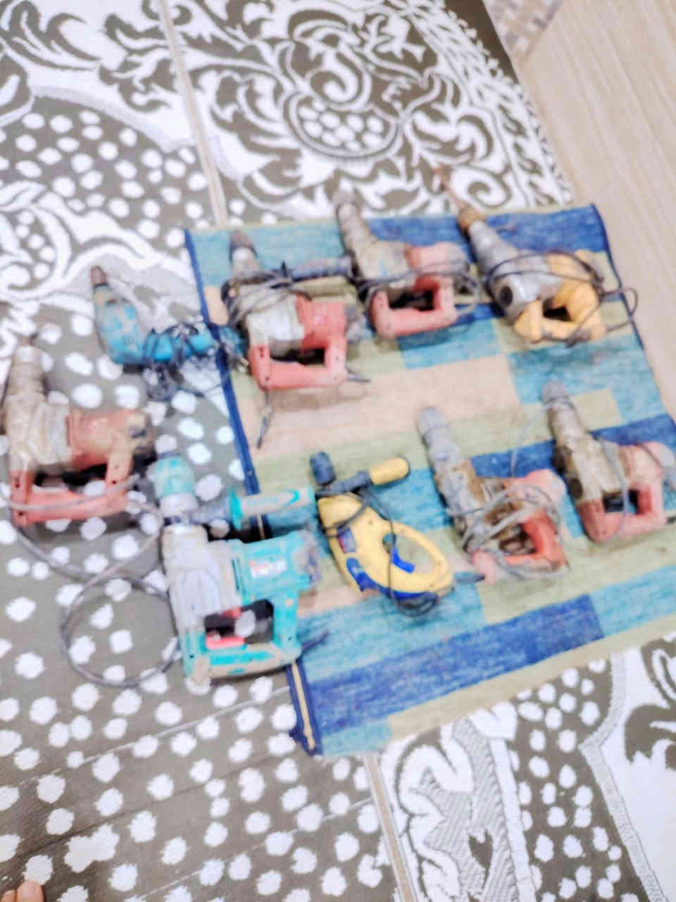 بلااااااااااااااش 
جك همر تفليش مع دريلات المجموعة 9 قطع شغالات نوع TAM وأنواع مختلفة كلهن ب 150 ألف *********** العمارة حي العسكري قرب مدرسة المربد
