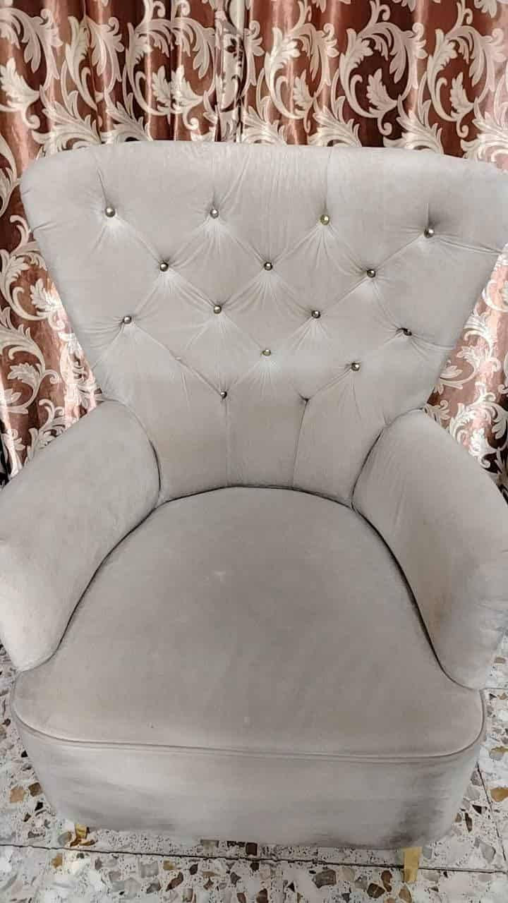 السلام عليكم تخم 7مقاعد كراسي 2 وقنفة ثلاثية وقنفة ثنائية 300 وبيه مجال العنوان بغداد ***********
