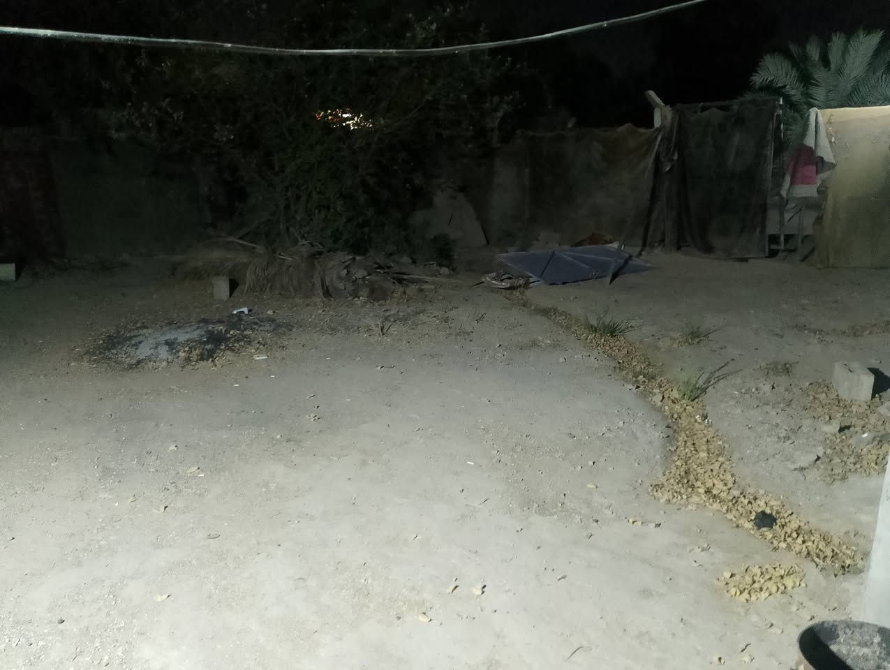 سلام عليكم بيت للبيع مساحه 100 وا عرصه 100 بيت تجاوز على شارع كربلاء عمود 28 خلف اكريت مول ***********
