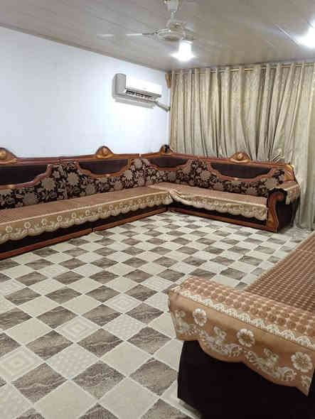 بيت للبيع حله حي المهندسين قرب مدرسه عمر ابن عبد العزيز مساحه 250  بيه 3 غرف   وطابق ثاني.وصحيات خارجيه فقط وكراج سياره وبيه محل  وشارع مباشرين بيه اعمال المجاري والتبليط ويمه مدرستين للبنين والبنات وعليه خط كيات  سعر ب١٩٠ وبيه مجال الي يحب يتواصل عل هاذه الرقم ***********
