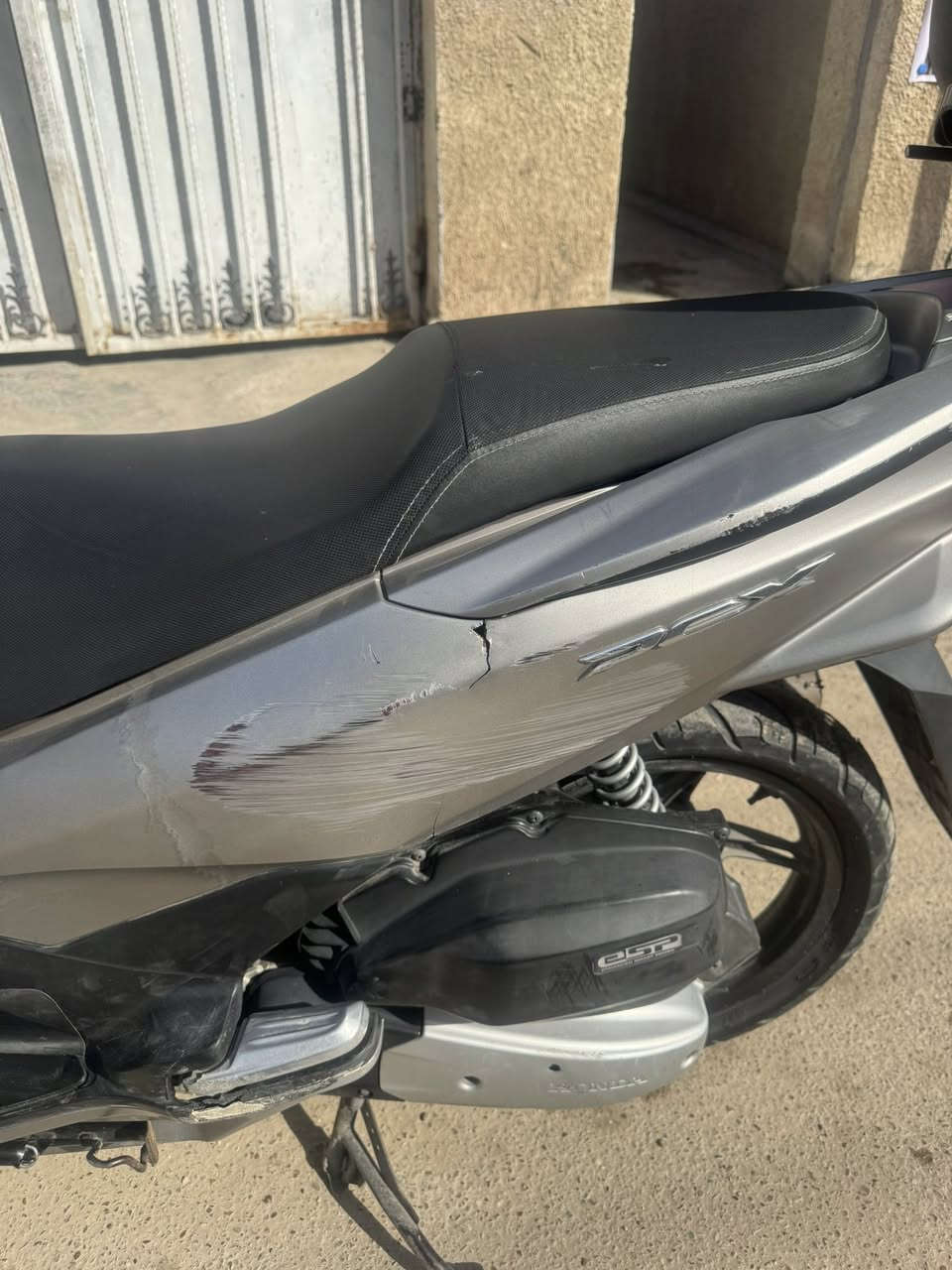 السلام عليكم بيسي اكس مكينه 150 نضيفه ماشيه 24 بيها ضربه بالكفر مثل ماموضح بلصوره وشخط ونقصها جاملغ امامي فقط الباقي مكفول كلشي شغال المكينه نضيفه مكاني بغداد حي الجهاد الدراجه رايده ب١٣ وبيه مجال للشراي ***********
