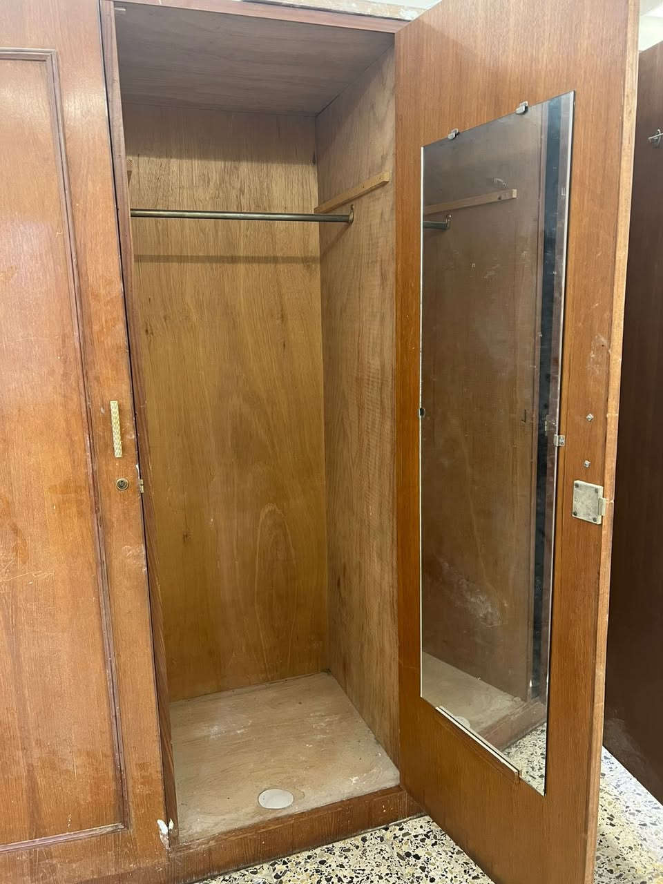 السلام عليكم
للبيع كنتور خشب صاج عراقي قديم ٣ ابواب 
تفاصيله موضحة بالصور
يحتاجله صبغ و تبديل قفالة الابواب
السعر تقييم باليرضي الله
المكان بغداد الرصافة .. تفضلو لاي استفسار


**إذا كنت صاحب هذا الإعلان وتريد حذفه لأي سبب، رجاءا أرسل رسالة إلى الدعم الفني**