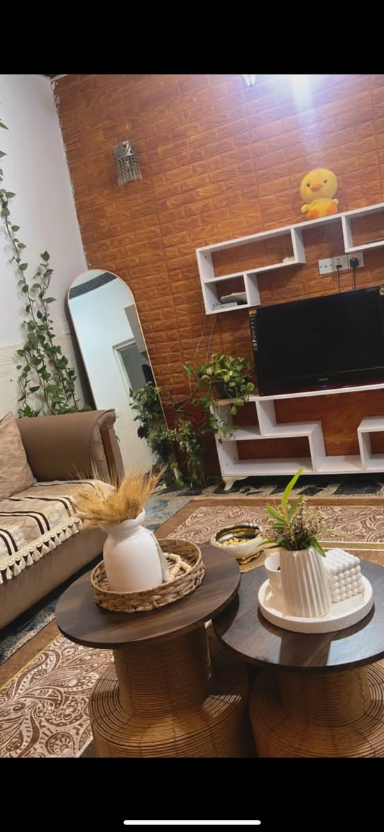 السلام عليكم دار سكني 100 متر /5*20 طابق ونص الغرفة الفوك سندويج ماء ثلاث خطوط منطقة مبلطة كامل من كلشي ومنطقة نضيفة ومرتبة المعسكر شارع مضيف السواعد خلف الصحفين الفرع المقابل اسواق ابو سحر / السعر 90 وبي مجال بسيط /***********صاحب الدار
