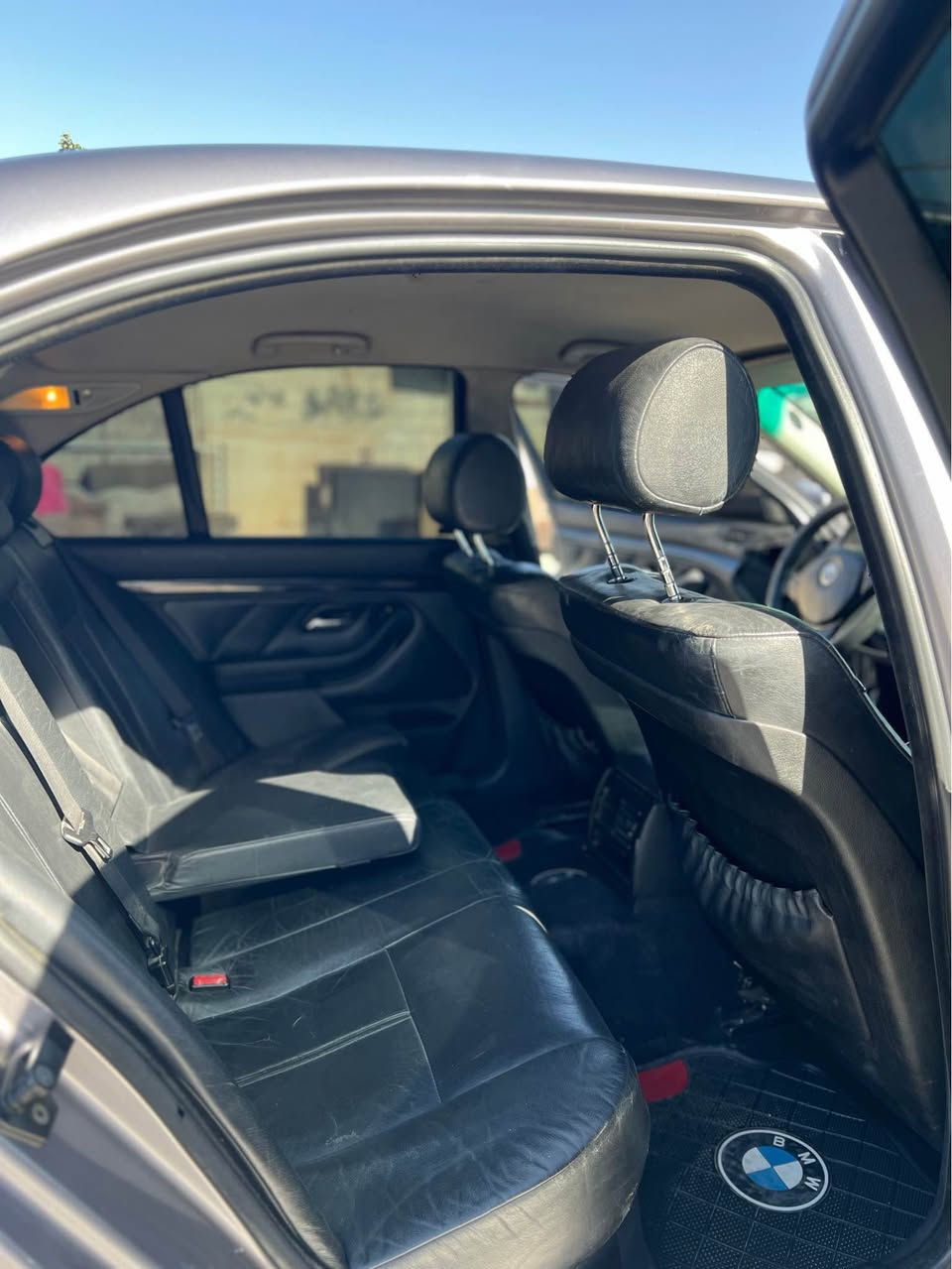 BMW 530i 2001
یەک دەرکی سبوخە و شانی بەس کلێر کراوە بەشەرتی مەحجون سەیارەکە هەموو گیانی بەشەرتە کارەبای بەشەرت گێرو مەکینە بەشەرت 
کوشن جڵدە
گێر تۆماتیکە
سەیارەکە سبوخ ئەستورە
سەیارەکە زۆر پاک ماوەتەوە أربيل, العراق


**إذا كنت صاحب هذا الإعلان وتريد حذفه لأي سبب، رجاءا أرسل رسالة إلى الدعم الفني**