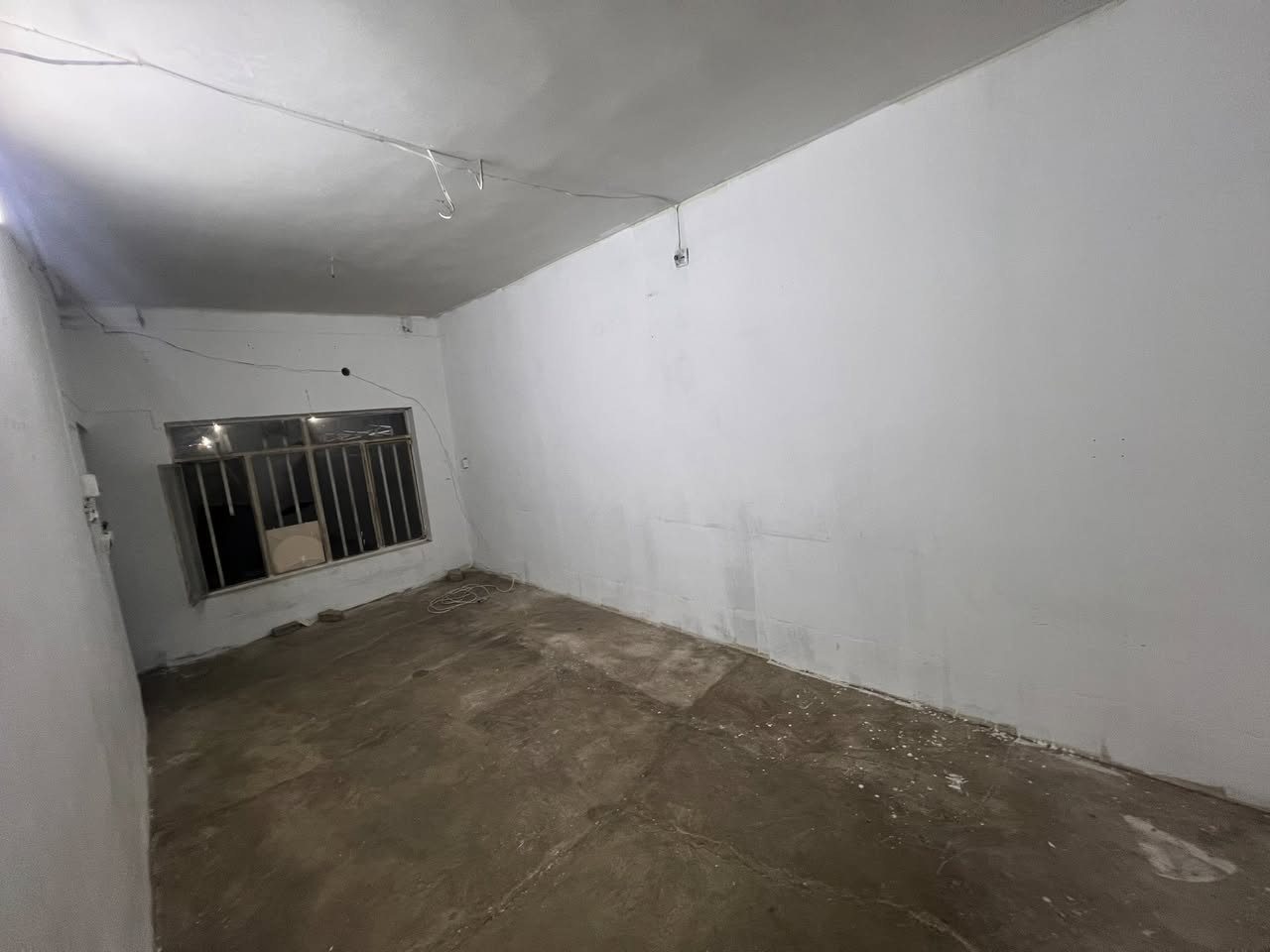 دار ارضي منعزل للايجار.. طابق ارضي مساحة 200متر في حي المعلمين مقابل محكمة استئناف كركوك خلف جامع النور الكبير   ..
الدار يتكون من/ كراج و حديقة ومطبخ واستقبال وهول وغرفتين نوم وصحيات ..
البيت موجديد يحتاج شويه تنظيف
الايجار :300 قفل والماء والكهرباء على المؤجر

للتفاصيل الاتصال على الرقم 
***********
