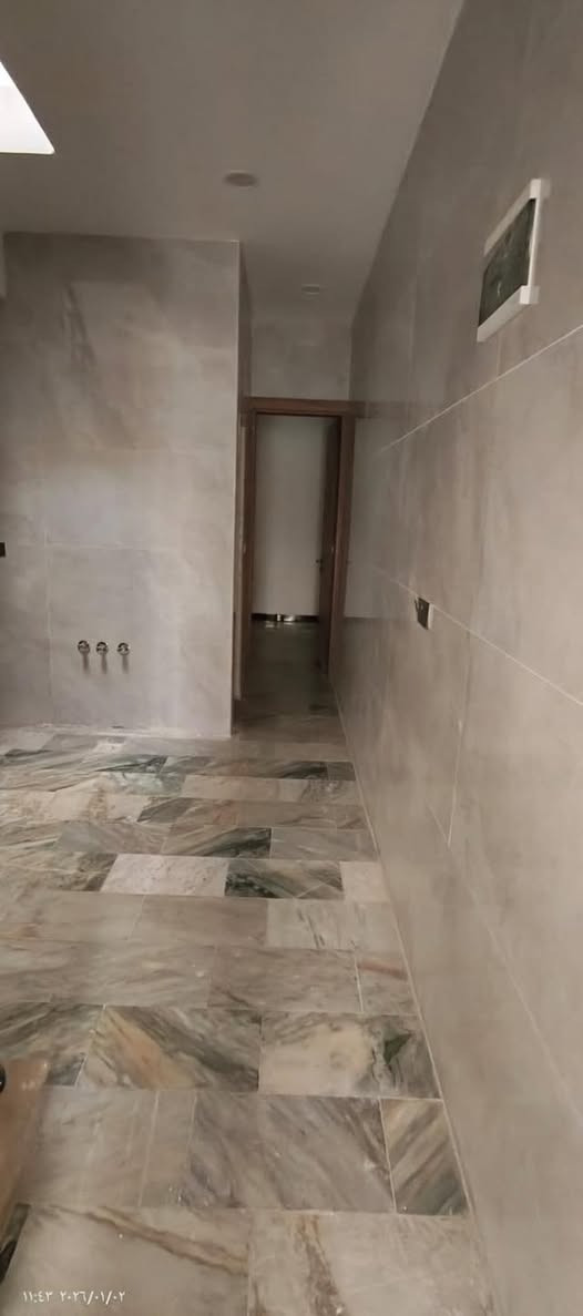 مكتب الزبيدي للعقار🏠🏠
🔊🔊🔊
للبيع مساحة ٤٨ ونص✅
📍الموقع حي القاهرة الشماسية قرب الخط السريع 
🏠يحتوي الطابق الأرضي على طرمة صالة ومطبخ وخدمات وغرفة نوم
والطابق الثاني يحتوي على غرفتين نوم وخدمات
والطابق الثالث بيتونة +سطحين 
📍عنوان المكتب حي القاهرة بظهر تانكي المي
للاستفسار اكثر يرجى مراجعة مكتب الزبيدي الهندسي للعقار🏠🏠
او الاتصال على :***********
