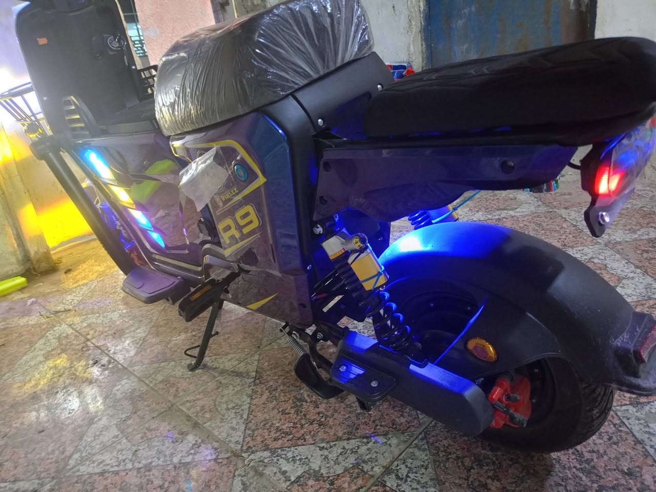 دراجة R9 نظيفة وجديدة ومع كامل الملحقات اي نقص ما بيها 5 بطاريات موديل 2026 كل شي نظافة فول سعر 600 وبيها مجال الدراجة خير من الله 
للتواصل ***********
