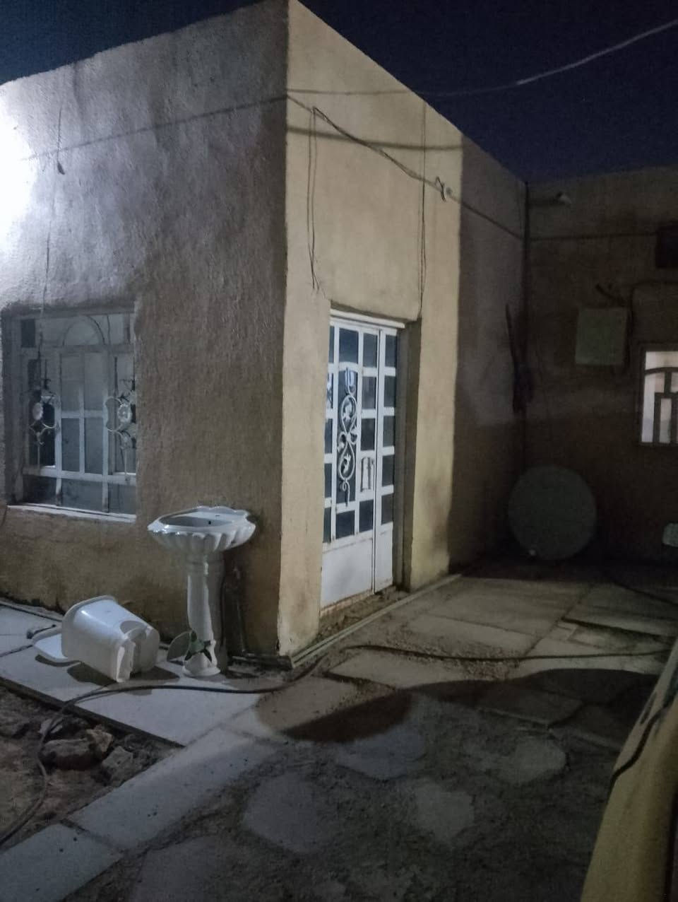 السلام عليكم بيت زراعي مشمول بل تطويب  المساحه 170  غرفة نوم وحده و صحيات داخليه و خارجيه و مطبخ واستقبال و صاله سعره 28 وبي مجال العنوان الديوانيه حي الميكانيك  شارع معمل الغاز للأستفسار اكثر على هذه الرقم غير متواجد عل فيس  ***********
