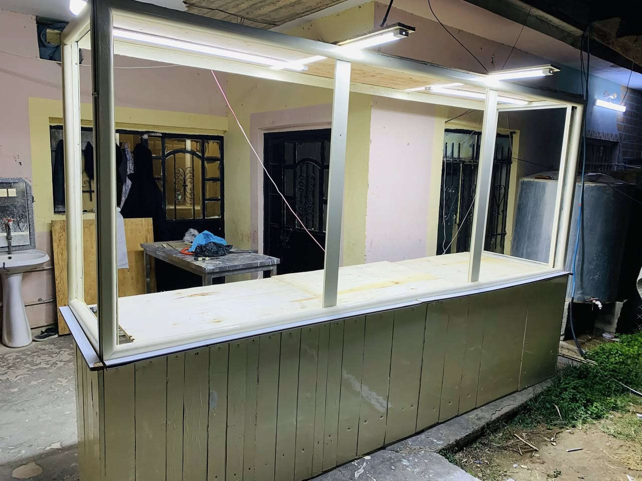 السلام عليكم ورحمة من رخصت الادمن ميز للبيع الطول 3امتار و60/العرض 85/ حته الجام ماله موجود/العنوان العلم حي العسكري ***********
