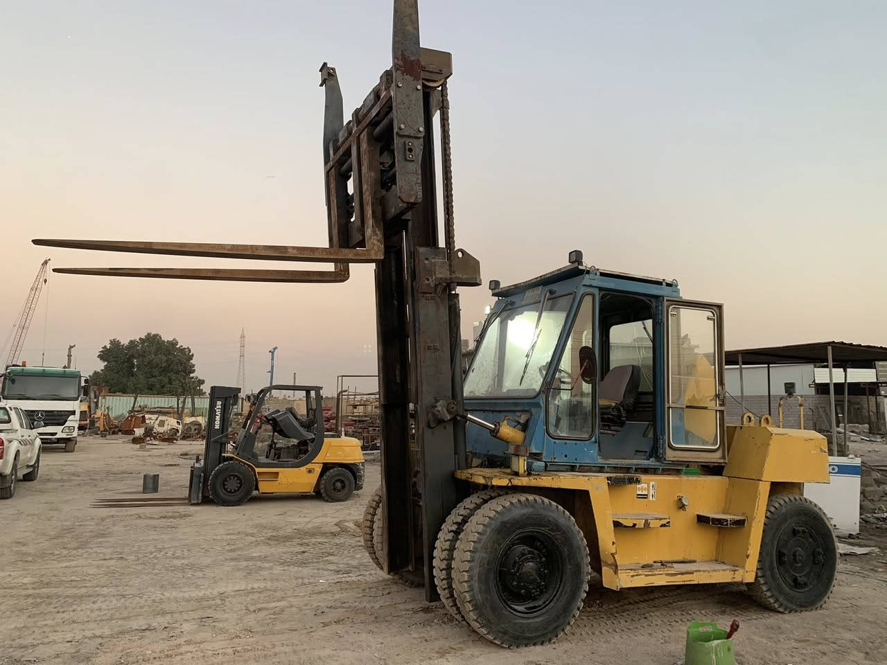 شوكيه كوماتسو 10طن محرك ازوزه مديل 2000رقم وسنويه جاهزه للعمل العنوان البصره الزبير ستفسار***********
