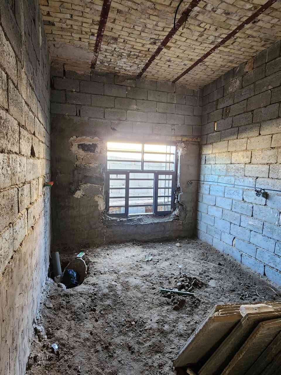 بيت للبيع  110م  البيت بعده ما كامل 
طابو زراعي سند 25 مداور بأسم المشتري  ,البيت مرقم 
يتكون صاله ومطبخ وغرفتين  وصحيات داخلية وخارجية العنوان البو جاسم خلف الحضاره شارع ابو وائل 
الاستفسار أتصل  ***********+*********** واتساب او مراسلة الصفحة ***********
