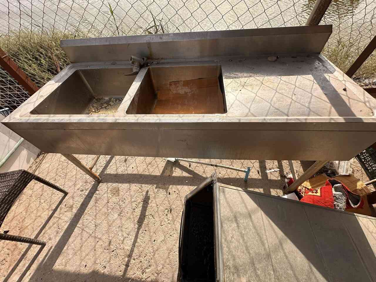 شلعة مطعم للبيع       مكاني البصرة ***********جميع الاغراض درجة اولى جميع اغراض المطبخ موجودة
