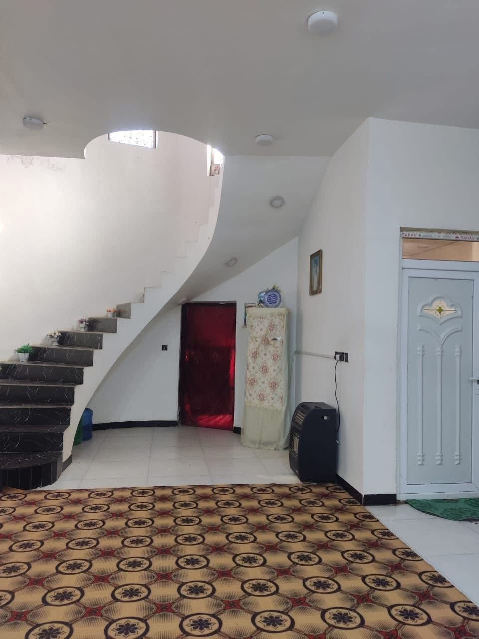 #دار_لـلبـــيـــع 📐 المساحة: 470متر📍 الموقع: مجمع توحيد العفلوكي – شارع معمل الكاشي – قرب المركز

💰 السعر: 150 مليون (قابل للتفاوض)

مواصفات البيت:

 • طابق واحد
 • كونكريت مسلح – بناء طابوق

محتويات البيت:

 • استقبال
 • صالة
 • غرف نوم عدد ٢
 • مطبخ حار + مطبخ بارد
 • صحيات داخلية
 • صحيات خارجية

⚠️ ملاحظة:
كراج البيت والصحيات الخارجية غير مكتملة (صبة نظافة فقط
~~~~~~~~~~~~~
#أعرض_عقارك_معنا 
~~~~~~~~~~~~~~~~~~~~~~~~~~~~~~~~~~~
🔺#للاستفسار الاتصال ع الأرقام التالية 
ارشد ***********📲 
حسن http://wa.me/+964*********** 📲  
—————————————————————
او زيارة مكتبنا متواجدين من 11 صباحاً الى 8 مساء
🔺مكتب دره المشرق للاستثمار والتطوير العقاري 
🔺العنوان:-حــي الـجـزائـر الشارع العام مقابيل مطعم باسم ابو المحشي
