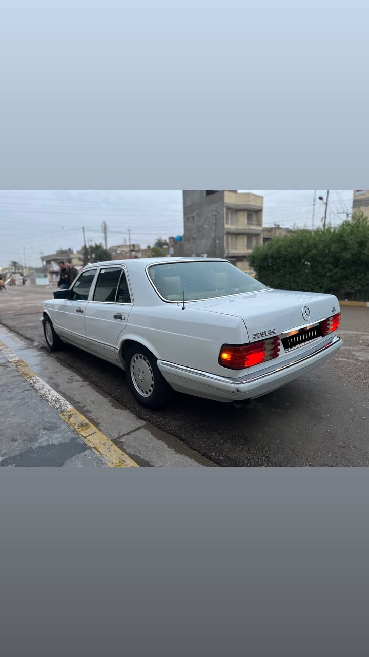 سلام عليكم 
مارسيدس 300SE رئاسي 
موديل 1991 أصل
بدون ضربة وحادث (بلادية) 
محرك 6 سلندر 
تبريد+تدفئة عل فحص شغال 100% 
كهربائيات كلها شغالة 
كير + محرك مكفولات (بلاديات) 
حدادية صدر السيارة مكفول من كلشي كله جديد وأصلي 
كشنات نفخ كهربائيات + ستيرن كهرباء 
تخم تاير جديد وأصلي
سلايت جام طگتين 
الغرفة اللون عسلي والبلادية مال شركة 
ملاحضة السيارة كلها بلادية اي شي تبديل مابيها 
السيارة كلشي متصرف عليها من الداخل والخارج 
سنوية بأسمي ثاني يوم تحويل 
رقم بغداد جديد + هزة جديدة 
مكان السيارة بغداد الحبيبية 
للأستفسار والسعر ***********
