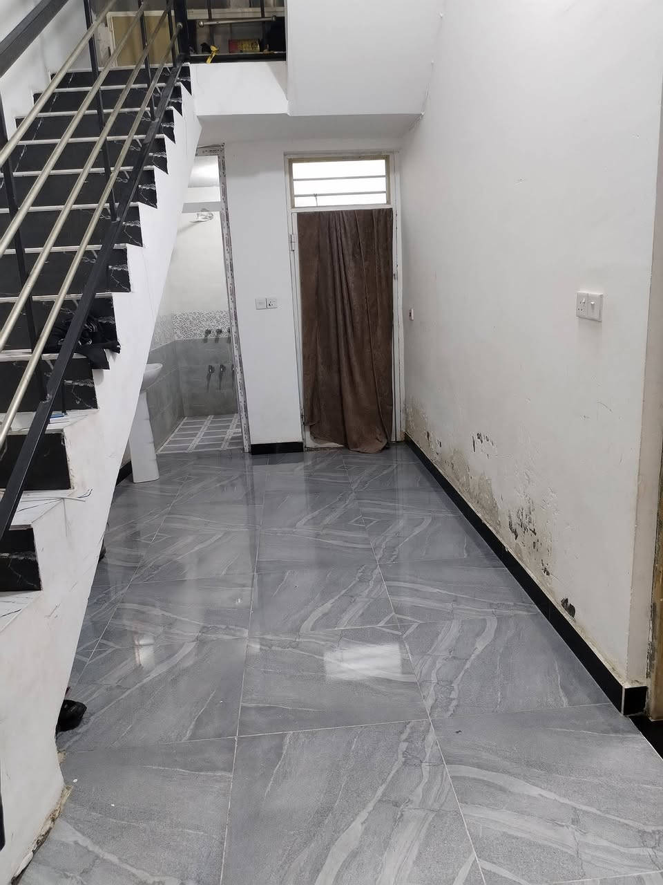 بيت للبيع مستعجل شارع حسينية البتول يبعد البيت عن الشارع ٤٠٠ متر مساحة البيت ١٣٠ متر مربع يتكون من استقبال ٥ ونص، عرض ٤، غرفه نوم ٥ ونص، وعرض ٤، صاله ٦ ب ٣، مطبخ ٤ ب ٣ ونص وترك ٥ ب مترين صحيات داخليه وخارجيه
اتصل وتدلل،، ***********
***********
