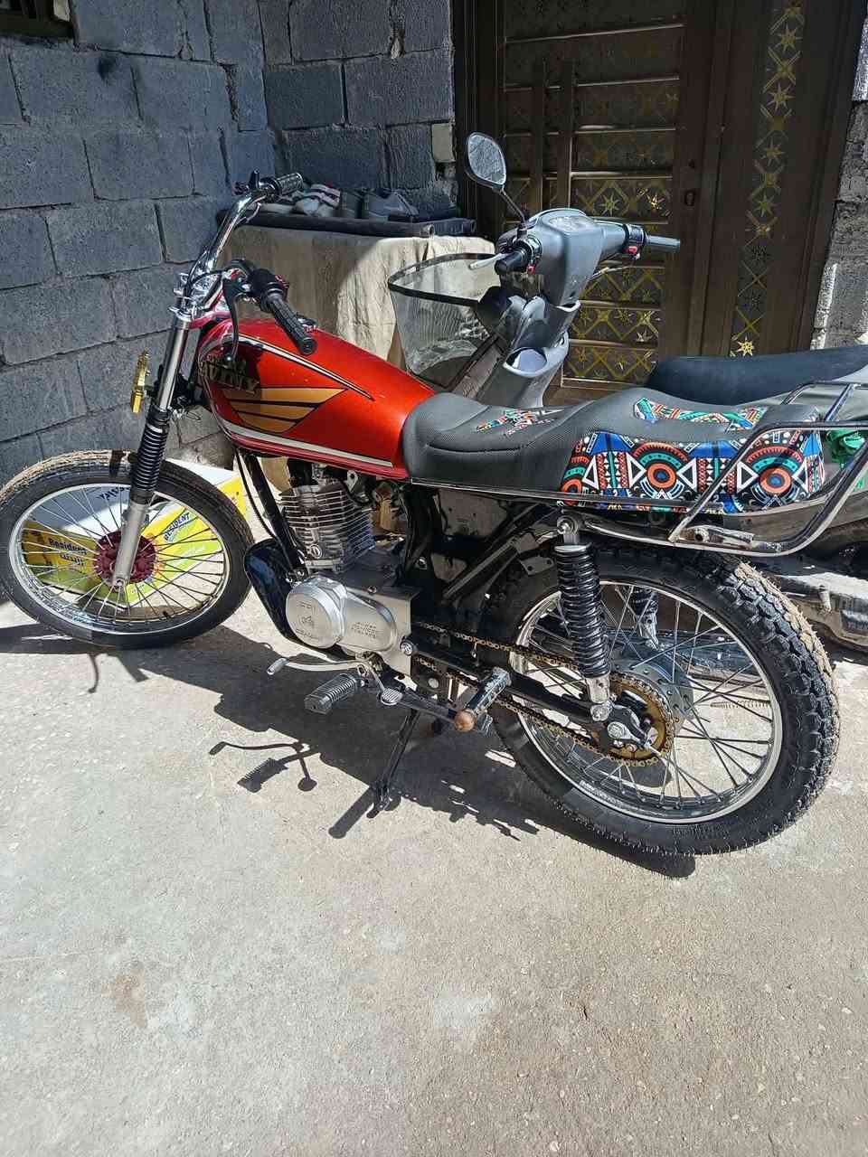 دراجه لبيع نامه سيجي دراجه صال شهر من معمرها دراجه حلو اوراق سكنر محرك ما مفتوح بيهه برغي مكفوله سعر 700 وبيها مجال قليل ***********
