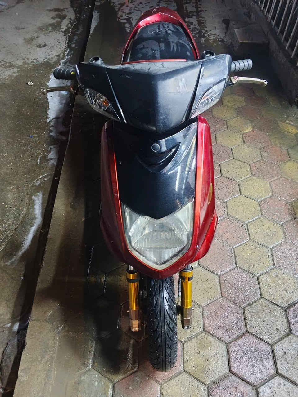 الدراجه متروسه تزويد
1- صدر امامي جمس ذهبي اصلي 
2- فلنجه رياضي 
3- فج برمبو اصلي 
4-يدات بريك رياضي اصليات 
5- مكينه كامله رياضي ممفتوح بيه برغي المكينه 
6-كور صليب 
7- قباقه كور كرزي اصليات 
8-عضمه سكليتر رياضي 
9- يدات بانزين KOSO
10- كلج خلفي WFاصلي رياضي 
11- كلج امامي DY رياضي اصلي 
12- كابريتر قفاز 
13- هاوزن رياضي اصليي 
14- قطره دهن اصليه 
15-صالنصه رياضي اصليه واقيه كاربون فايبر اصليه 
16-ويل يضوي بل ضلمه 
17-معدل فوك ال120 واكثر 
18- لايت امامي شغال 
19- اشاير امامي خلفي شغالات 
20- بك لايت خلفي شغال 
21-فراك ذهبي رياضي اصلي 
22- لون مميز 
مكاني بغداد *********** السعر 950 وبيه مجال دراجه مال جناي مو بياع شراي نقصه قبق شوته فقط
