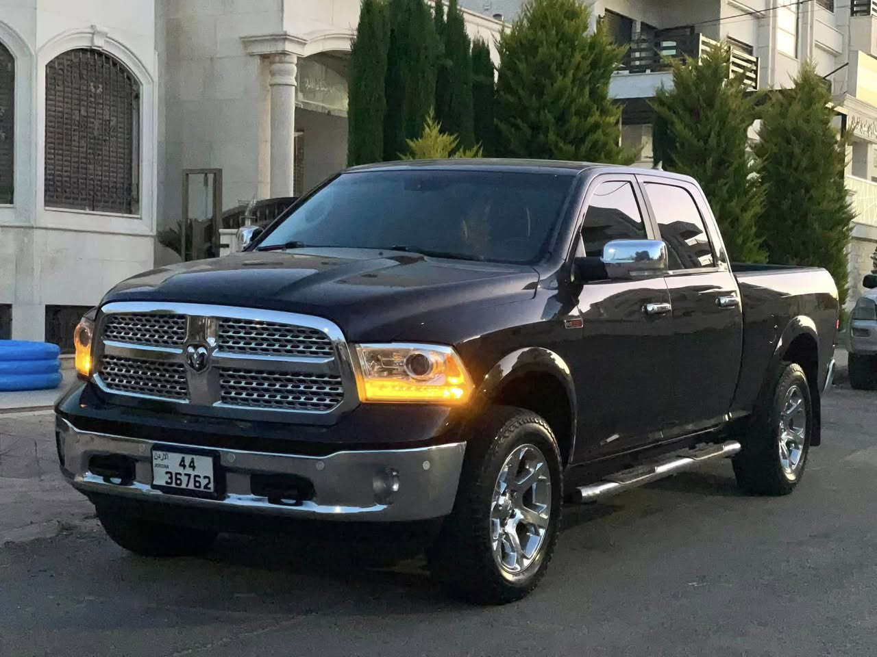 ‏  DODGE RAM 1500 laramie  Eco diesel RAM
دودج رام لارمي فحص كامل كرت ابيض 

•دودج رام 1500

عداد قليل 150 الف مايل 

• السنة: 2016 

• الفئة: لارمي laramie 

• المحرك: 3.0L V6 إيكو ديزل – قوة واقتصاد في استهلاك الوقود

• نوع الدفع: دفع رباعي (4x4) 4 وضعيات

• ناقل الحركة: أوتوماتيك 8 سرعات

• اللون الخارجي: بني ميتاليك  مميز جداً 

• اللون الداخلي: جلد بيج  فاخر مع تطعيمات خشب طبيعي باللون البني 

• الفحص: فحص كامل 

الإضافات والمواصفات:

• تشغيل بصمة + دخول ذكي

فتحة قناص

غرفة لون بيج وبني مميزة وكاالة

• شاشة كبيرة لمس (نظام Uconnect)

• كاميرا خلفية

• تبريد وتسخين المقاعد الأمامية + تسخين المقاعد الخلفية

• تسخين عجلة القيادة

• مقاعد جلد فاخرة قابلة للتعديل كهربائياً مع ذاكرة

• مكيف لمس Dual Zone أمامي + فتحات تكييف خلفية

• نظام ملاحة GPS مدمج

• نظام صوتي Alpine فاخر مع سبووفر

• مرآيا كهربائية قابلة للطي مع تسخين 

• تحكم من المقود - مثبت سرعة - تحكم بالصوت والميديا

• كشافات أمامية زينون + أنوار نهارية ليد + إنارة خلفية LED

• جنوط وكالة 20 إنش كروم

طارة جلد – تعتيم تلقائي للمرايا – حساسات مطر وإنارة

• سعة تخزين كبيرة داخلية 

مالك اول من الحرة  

السعر : 16750 دينار 

  للاستفسار على الرقم : 
0799844732


**إذا كنت صاحب هذا الإعلان وتريد حذفه لأي سبب، رجاءا أرسل رسالة إلى الدعم الفني**