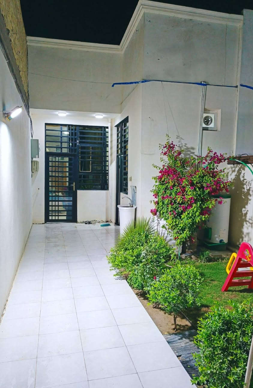 دار 100 متر  الواجه 4.5  النزال 22.5
#طابو_زراعي_سند_25 
#عنوان البيت /شارع الصب  عمود 327 مقابيل مياه العتبه اسم شارع 15   وعرض الشارع 10 الخط الاول
                    ________________
@مواصفات البناء؟ 
#بناء درجه اولى الاساس صب شريطي 40×60 والحمامات والمنور  رفت الشيش f. f  والصب شركه البصيصي
#السقف صب كونكريت 350 شركه البصيصي كذالك الحديد f. f  وجسور مخفيه 2
#بيتونه عكاده وصب كونكريت حصيره
#بناء طابوك وارتفاع البناء صافي  3.2م
#تسيس ماء ومجاري امل الشريف
#الكهربائيات سيمس تركي درجه اولى مع منظومه رافع القدره
#عمل منظومه تاسيس السبالت نظام التقطير 
#لبخ ثلاثه مراحل (سمنت_جص _بورك) 
#تصفير الارضيه والجدران وتطبيك الارضيه والجدران بماده كلو
#سيراميك ارضي والجداري كله اسباني 
#عمل الحداديه درجه اولى مع زجاج عازل حراره مظلل
 #طلاء السطح بمادة عازله روف كوت 
                    ________________
@تفاصيل البيت :_
طارمه 4* 11
حديقه 3*8
مطبخ 1.8*3
صاله 4*7
حمام شرقي وغربي 1.8*1.6
غرفه 4*5
منور 1.1*1.6
بيتونه 1.8*1.6
                    ________________
 السعر 47 وبي مجال 
للستفسار الواساب ***********
