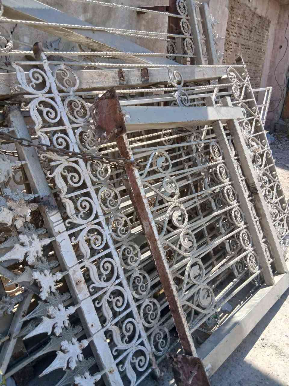 السلام عليكم  عندي هاي السياجات حديد ثقيل ونظاف جدا للبيع ***********بي واتساب
