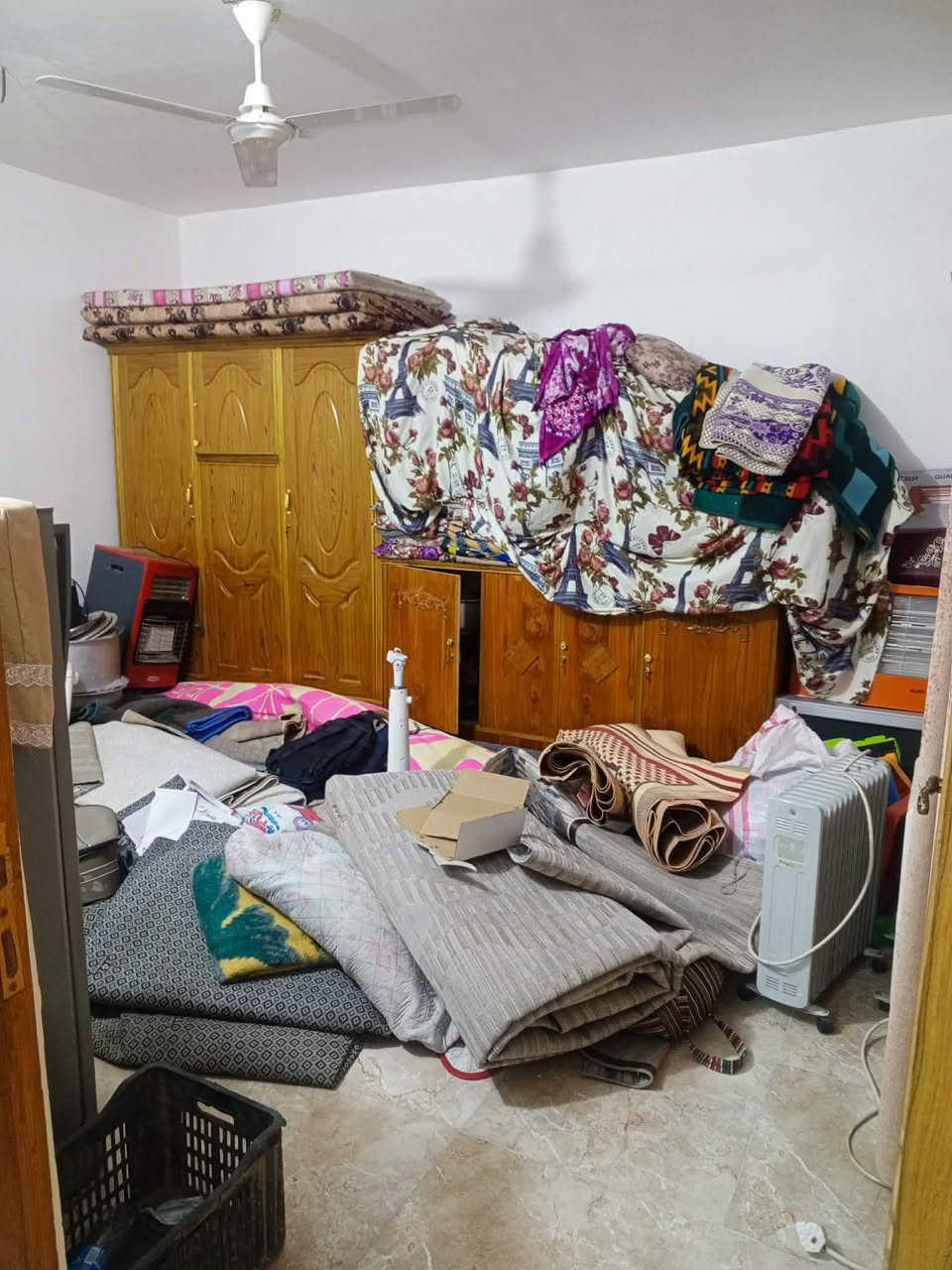 بيت طابقين طابو زراعي ملك 25  للبيع المكان كربلاء خلف مدينة الزائرين سيد الاوصياء طريق بغداد يبعد عن الامام 8 كيلو ويبعد عن طريق بغداد 1كيلو البيت مع الاثاث مكون من 5 غرف +استقبال+ صالات 2 + مطبخ +3صحيات+4 حمامات + مناور 2+ ساحه في المقدمه +صطح صغير وصطح كبير  اما الاثاث سبالت عدد6+ بردات على عدد الشبابيك+ كاونتر مطبخ + مراوح سقفيه عدد9+ غرفة خشاب حديثه + ماطور ماء وكيزرات 3+ 3تانكيات ماء سعة الواحد 1000 لتر السعر 250 الشراي يتصل على الرقم *********** غير متواجد ع الفيس
