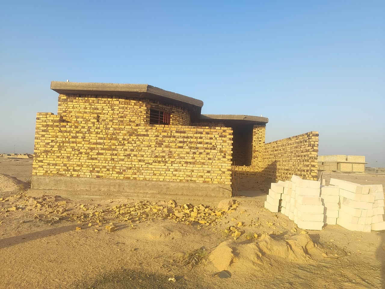 هيكل للبيع
طابوووو صرف
هيكل مسقف صب اساس وسقف 
٢٥٠ متر واجهه عشرة ونزال ٢٥ 
ثلاث غرف نوم استقبال مطبخ صالة وباقي ملحقات البناء 
نقص بيتونه موادها موجوده 
الحولي ثاني بجهة المجمع السكني ،، بناء ٢٠٢٤ ،،،، 68مليون
*********** متوفر واتساب و ماسنجر
