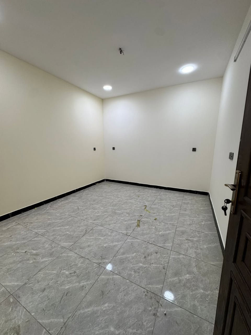 مكتب الزبيدي للعقار🏠🏠
للبيع مشتمل مساحة ٥٥ متر حديث 
📍العنوان حي القاهرة قرب الخط السريع داخل فرع 
يحتوي على طرمة وصالة ومطبخ وخدمات وغرفة نوم
والطابق الثاني يحتوي على غرفتين نوم وخدمات والثالث بيتونة وسطحين
للاستفسار اكثر مراجعة مكتب الزبيدي للعقار
📍عنوان المكتب حي القاهرة بظهر تانكي المي مقابل جامع المثنى
 او الاتصال على:
***********
