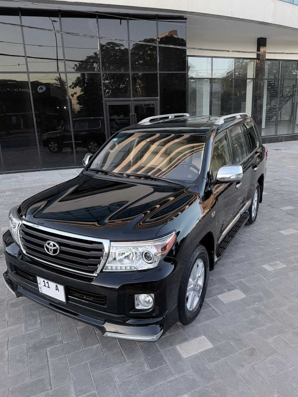 لاندكروزر VXR 2012 5700
السيارة جديدة جداً 
المكان: بغداد

 التفاصيل العامة
المحرك: 8 سلندر (V8) - الكير والمحرك بشرط الفحص (لم يفتح سابقاً).
المسافة المقطوعة: 128,000 كم فقط.

المواصفات (Full Option) مواصفات لكزز
التقنيات: 
شاشة كبيرة (لمس)، 3 شاشات، 
كاميرات ٣٦٠ ، نظام تشغيل عن بعد، خمسة بصمات .

الراحة والداخلية: 
كشنات جلد كهرباء عدد ٢ 
كرسي السائق تخزين ٣ دكم ، كشنات تدفئة وتبريد ، 
تبريد مركزي ، ثلاجة، فتحة سقف (سلايت)، شاحن موبايل ، جنطة كهربائية شفط ، مري شفط - ناطقة - جكات توازن - نظام الصوت ودمام معروف مال vxr - ستيرن نظام ترحيب عند التشغيل - دبل شمسيه - تحكم مقود جهتين 

الأمان: ايرباكات عدد 8 + نظام ABS - جكات توازن 
كورس مثبت سرعه -طفاية ، انظمة قيادة ،حساسات كاملة، فورويل (4WD)، ليد زينون.
التحكم: تحكم ستيرن، هوك خلفي، وكل شيء في السيارة بحالة البلاد (لوك).
تخم تاير (دنلوب) أصلي 
السياره كلش نظيفه من الداخل والخارج

السيارة كفالة عامة من الصبغ
تبديل بنيد اصلي نفس اللون بسبب نكراش
+  جاملغ عكس سايق مطابق 
باقي مكفولة كفالة عامة من "الدعامية للدعامية" 

الرقم: بغداد شبه مميز اربعه ارقام - هزه جديدة
التحويل: السنوية باسمي التحويل في نفس اليوم.
السيارة لا تحتاج إلى "دينار واحد" مصرف.
 

السعر 36,800 $
📍مكان السيارة بغداد الكرخ 
 للتواصل والاستفسار
اتصل الآن مباشرة: ***********
