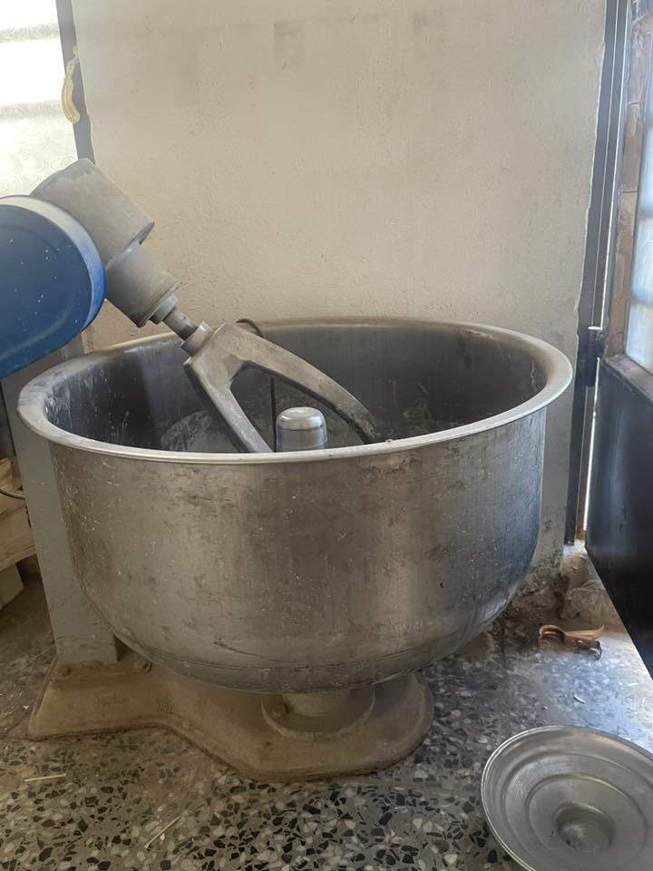 سلام وعليكم عجانه للبيع شغاله كلشي ما بيهة جديده كلش 

الاستفسار ***********
