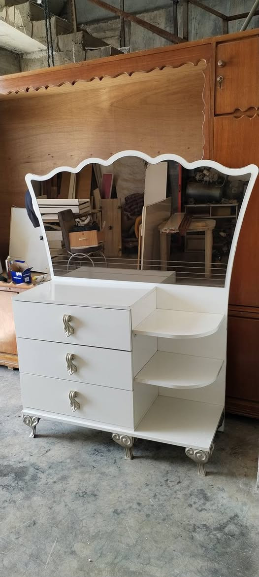 تاقمێکی 4 پارچەی خاوێن پووخت هیچی نەشکاوا دۆشەکی تووبی قیاسی گەورە 180بە2مەتر بەس دۆشەکی خەسلی اوێ اویتر هەمووی پوختوپاکە وشکاوی نیە .حاجیاوا ***********
